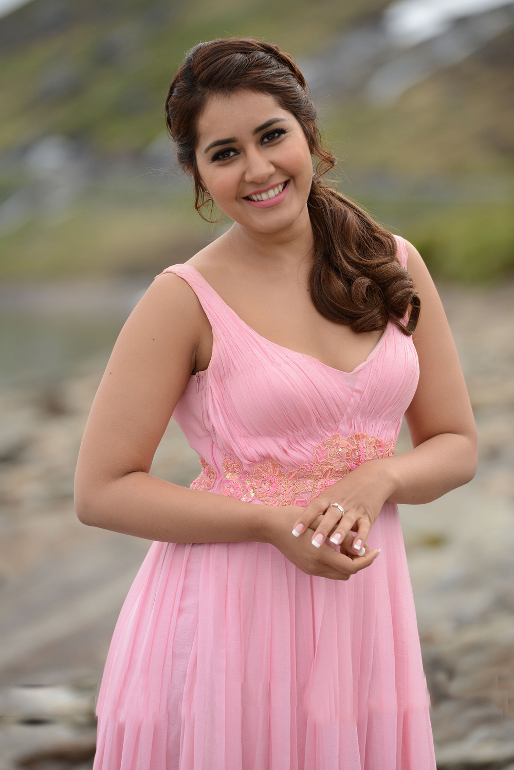 20+ Rashi Khanna Hot Photo Stills, Sexy Bikini Image & Latest hd Pics img